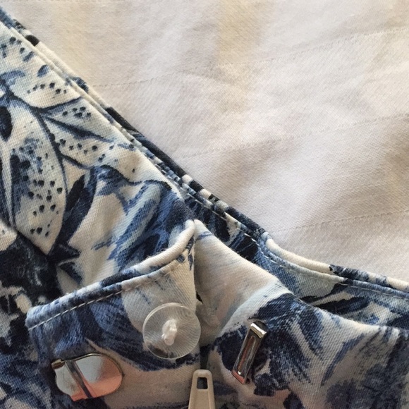 Patterned Shorts - Picture 4 of 5